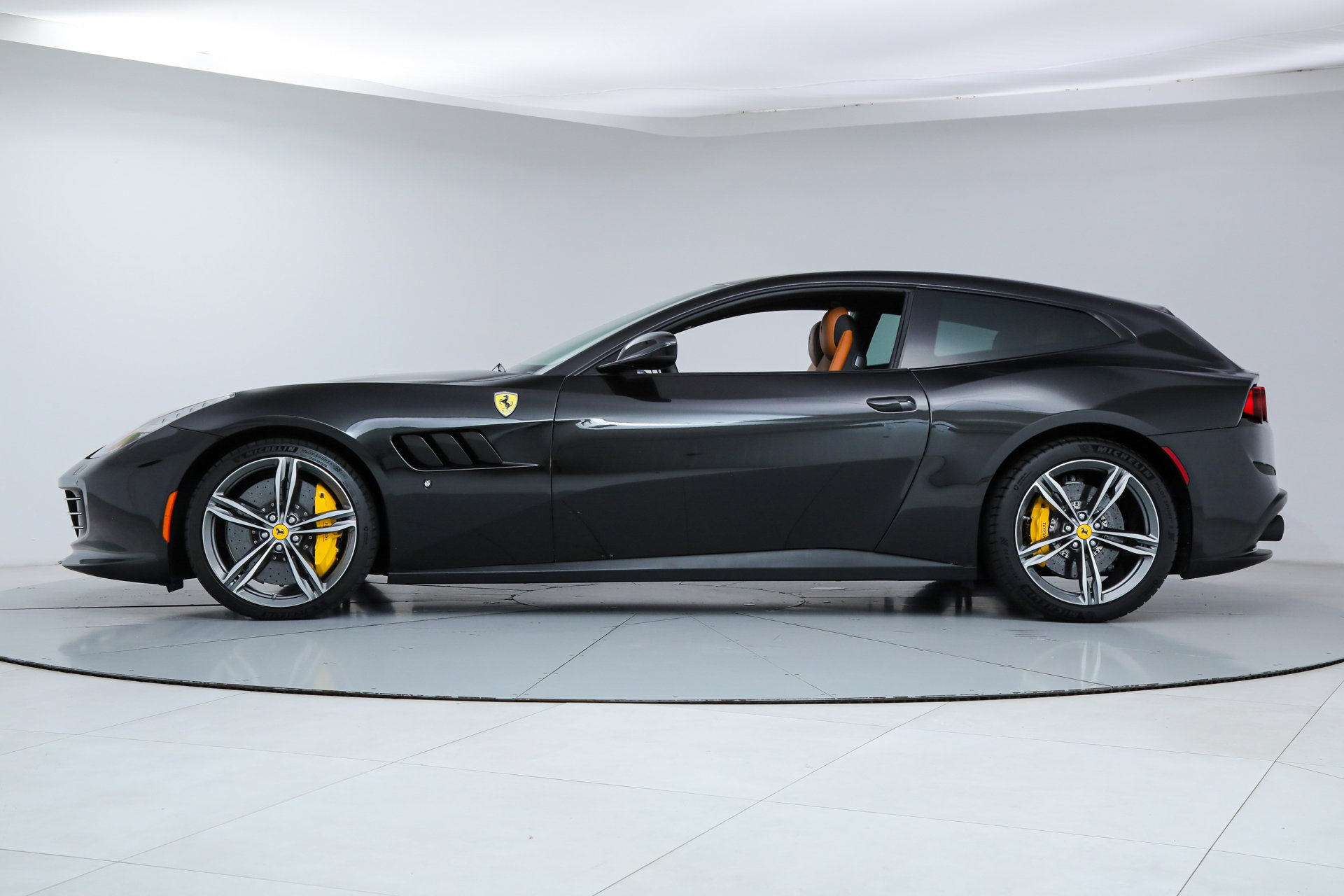 Certified 2018 Ferrari GTC4Lusso image 4