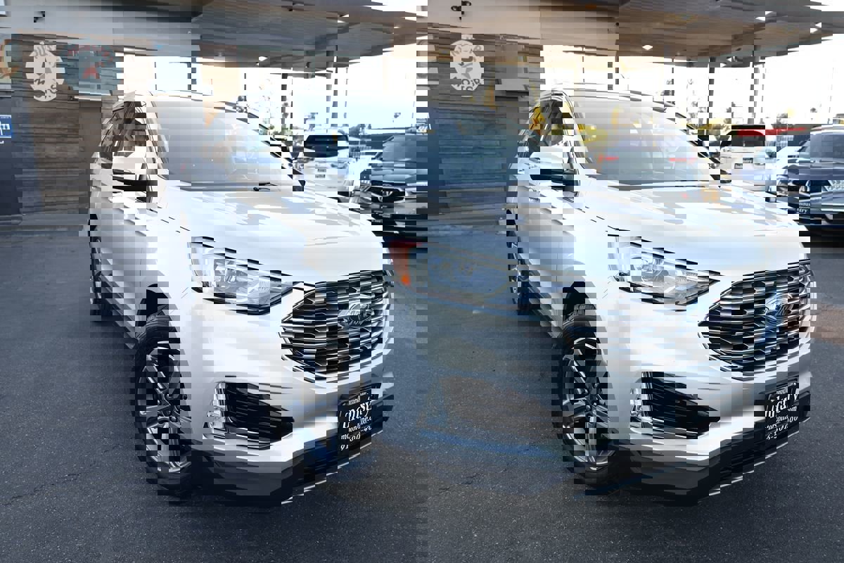 Used 2019 Ford Edge SEL w/ Equipment Group 201A image 2