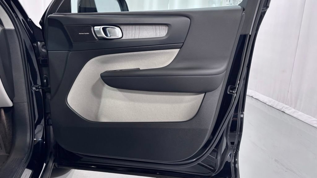 Certified 2023 Volvo XC40 B5 Ultimate w/ Protection Package Premier AWD/4WD image 20