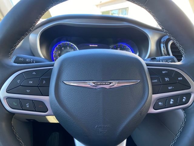 Used 2024 Chrysler Pacifica Touring-L image 15