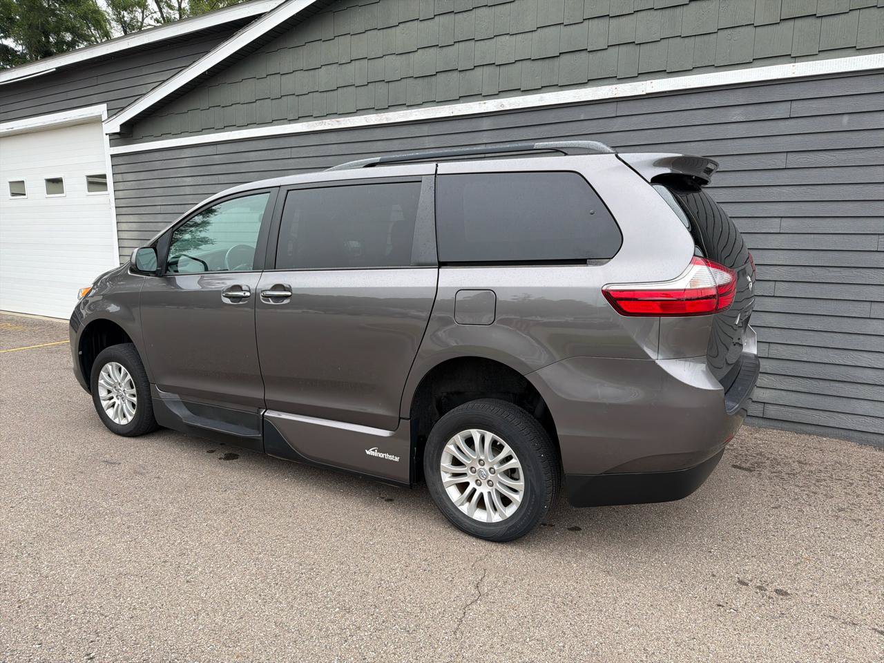 Used 2017 Toyota Sienna XLE FWD image 10