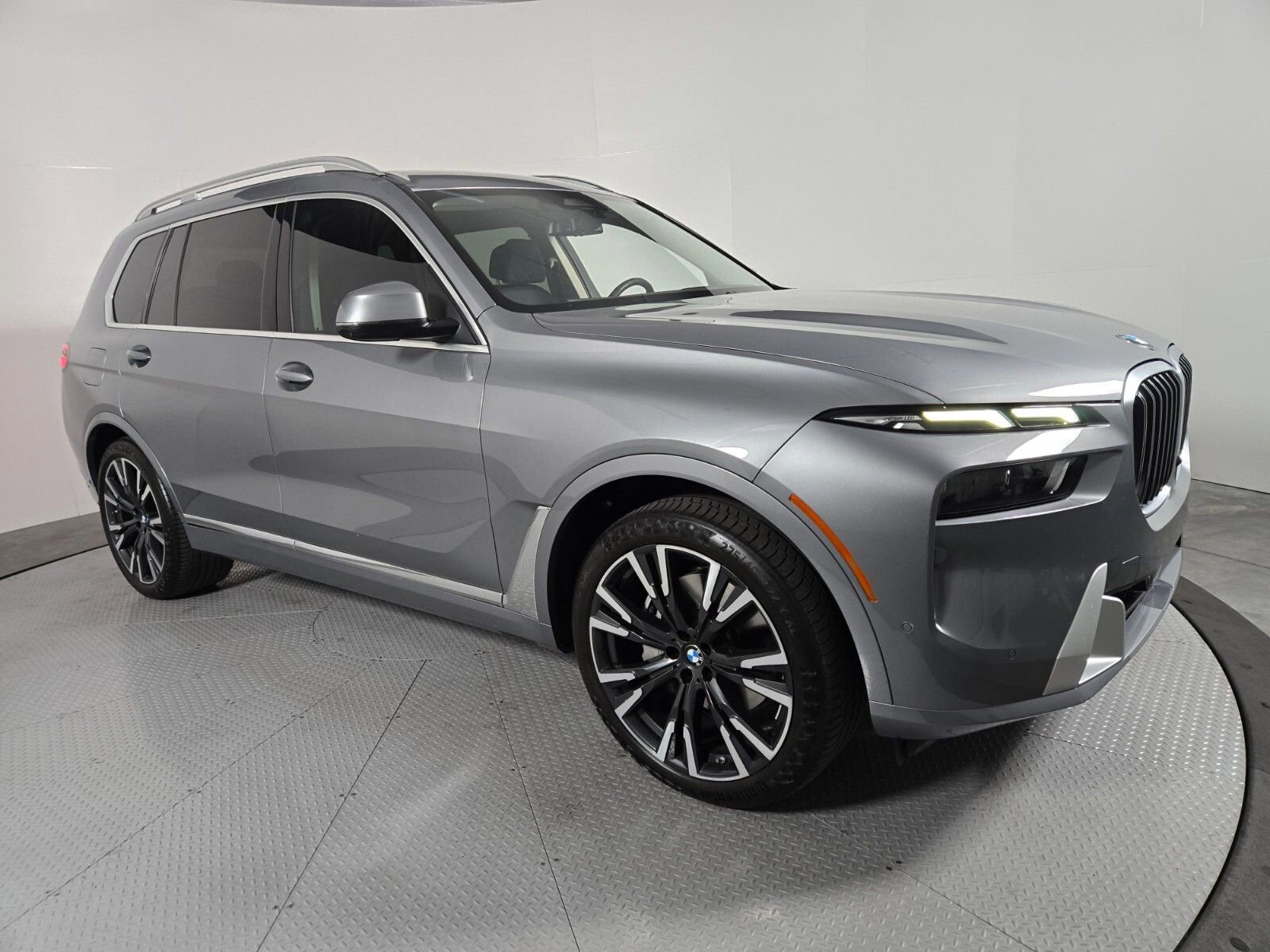 Used 2024 BMW X7 xDrive40i w/ Parking Assistance Package image 17