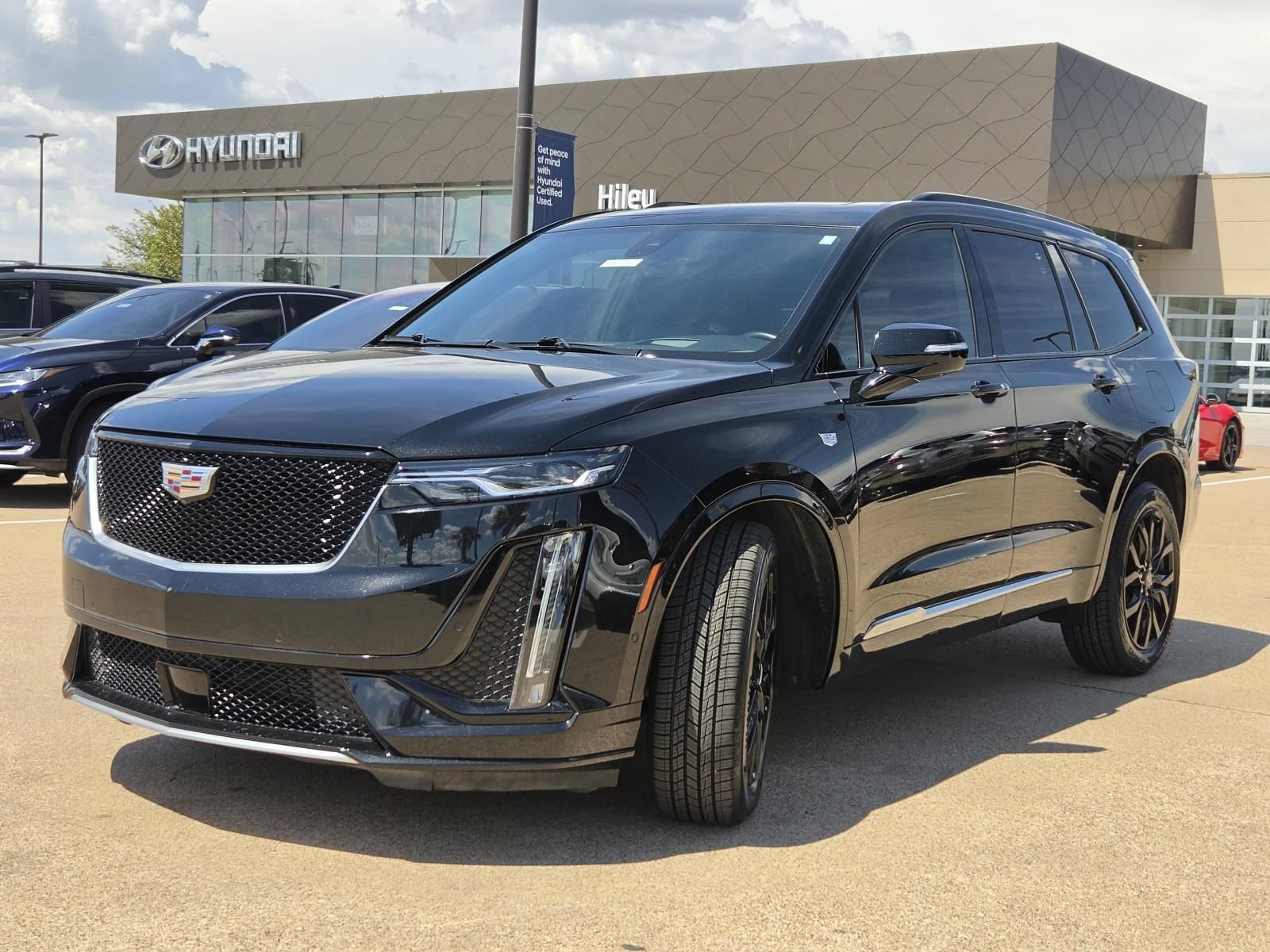 Used 2022 Cadillac XT6 Sport w/ Technology Package AWD/4WD image 2