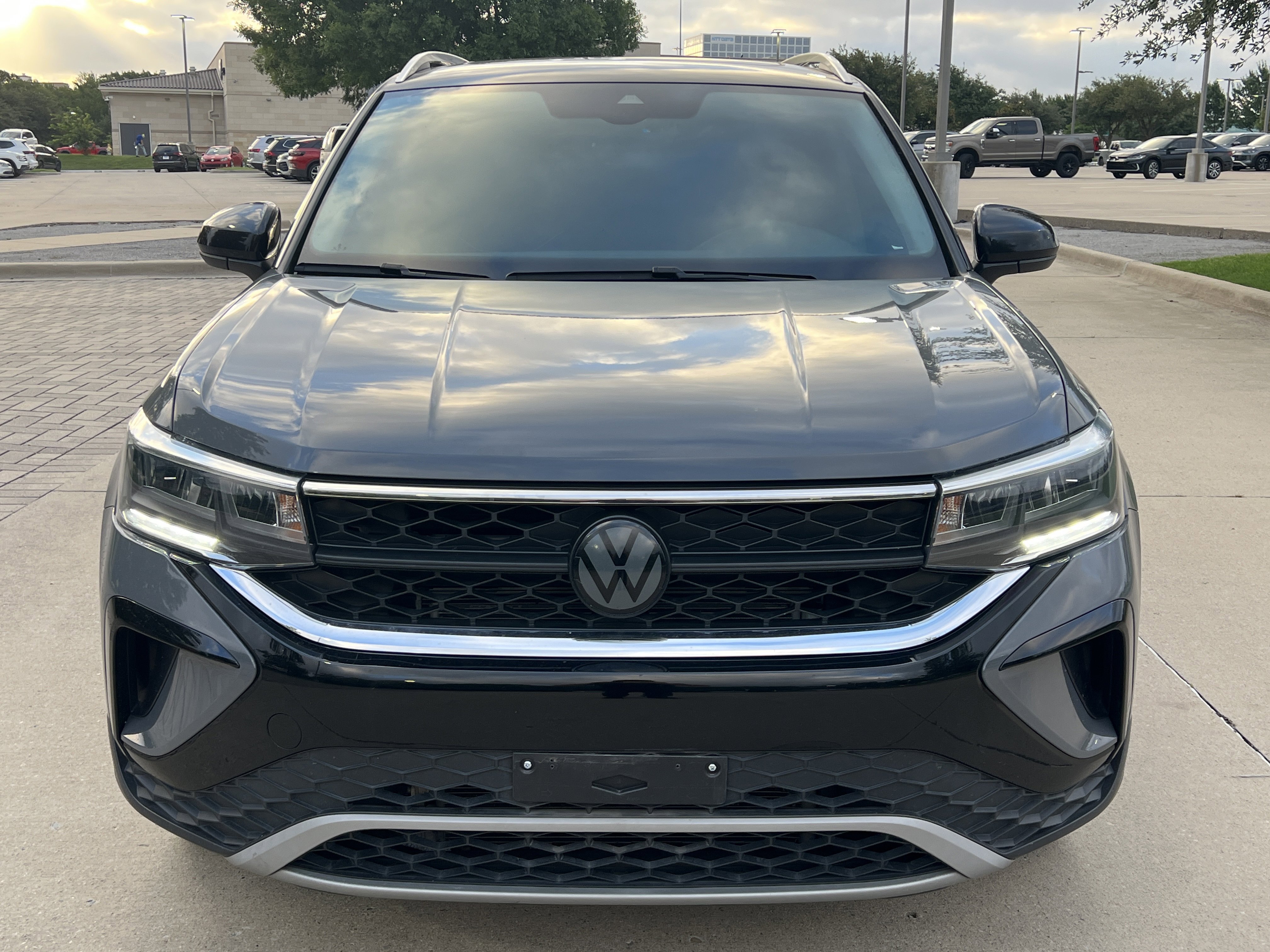 Used 2023 Volkswagen Taos SE w/ Panoramic Sunroof Package FWD image 3