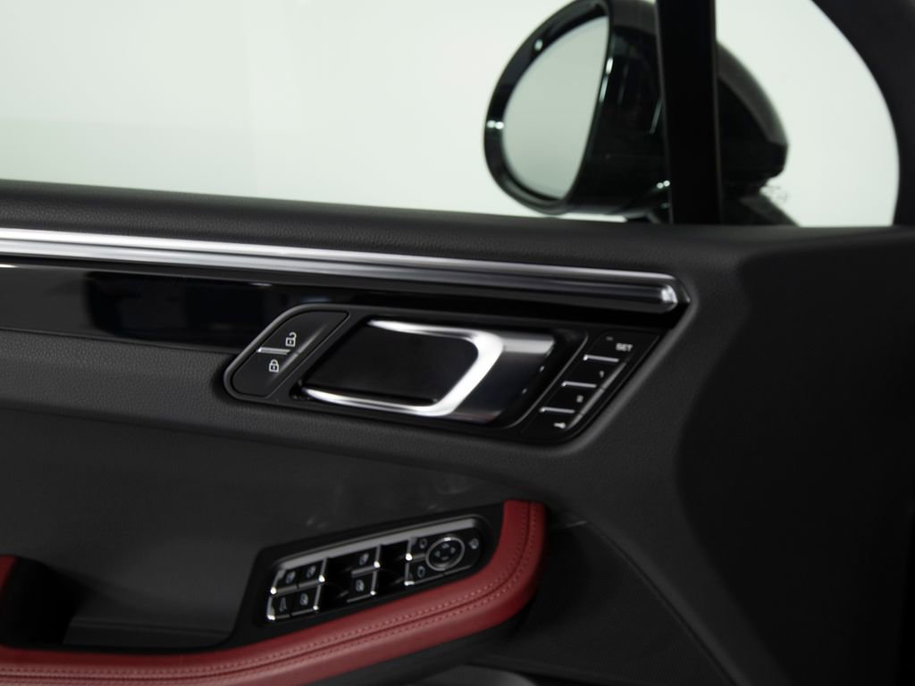 Certified 2025 Porsche Macan AWD/4WD image 19
