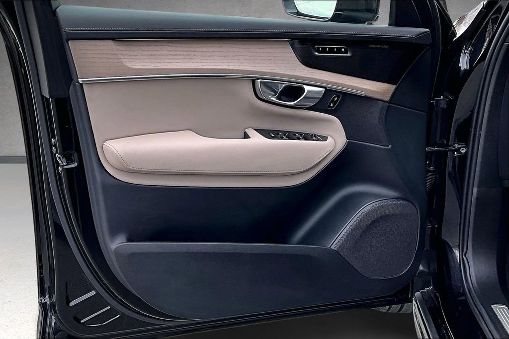 Certified 2025 Volvo XC90 B6 Plus image 19