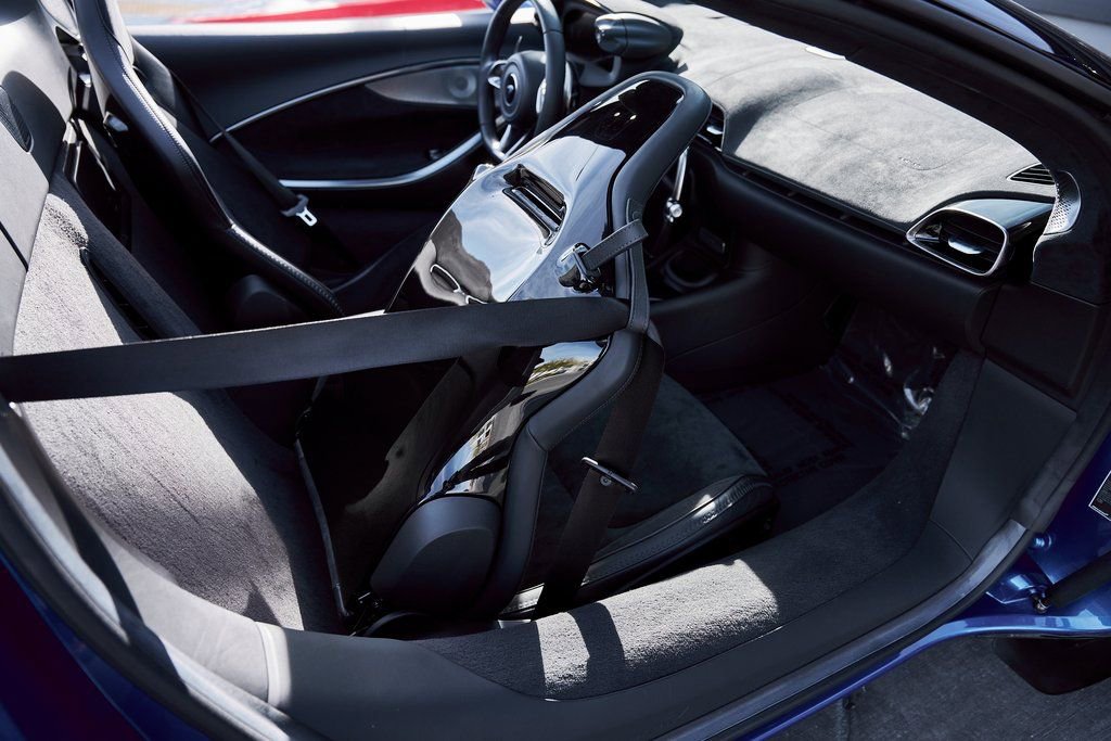 Used 2025 McLaren Artura Spider RWD image 47