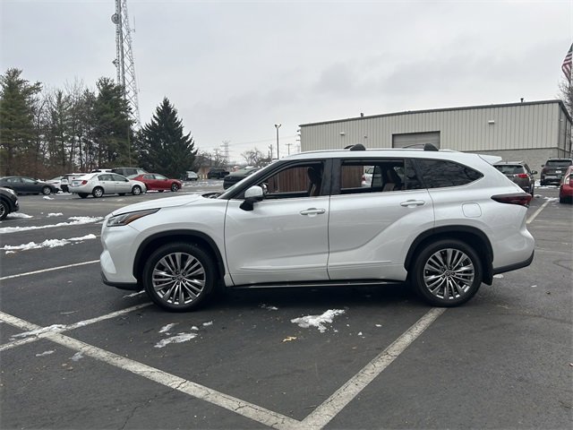 Used 2024 Toyota Highlander Platinum image 9