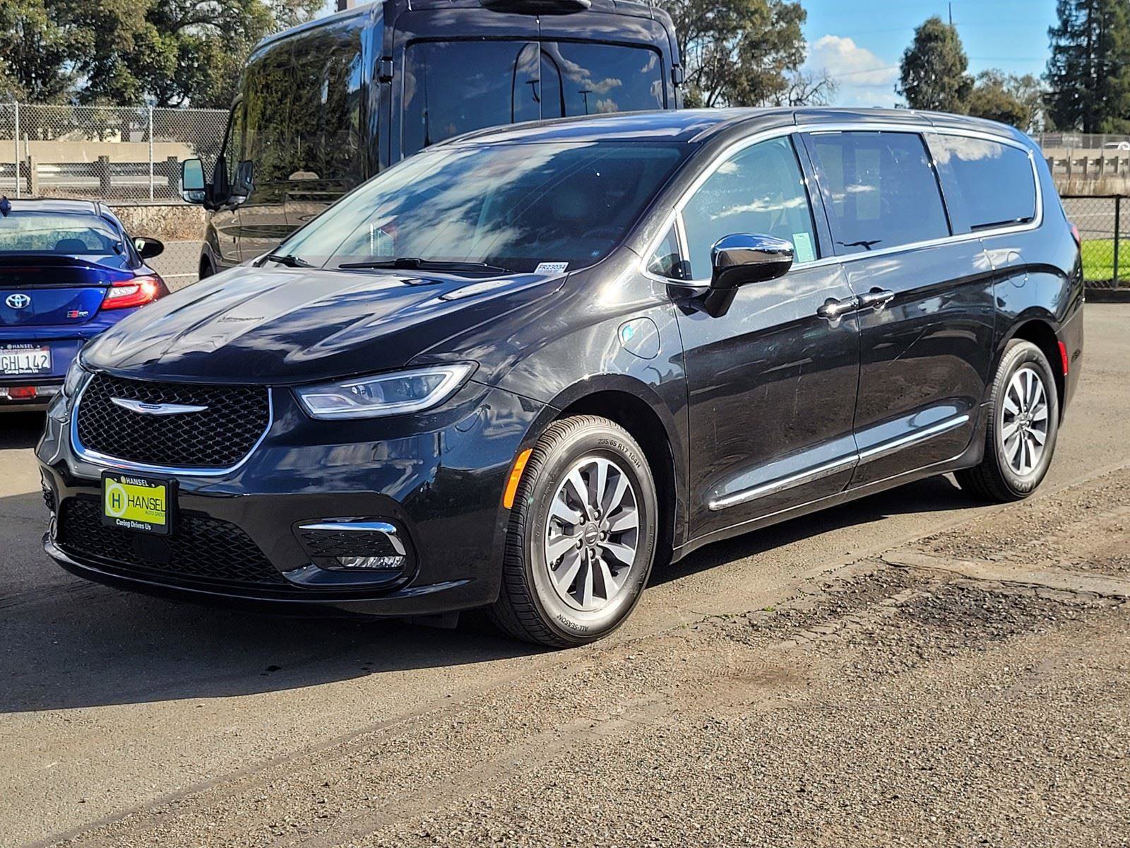 Used 2023 Chrysler Pacifica Limited image 36