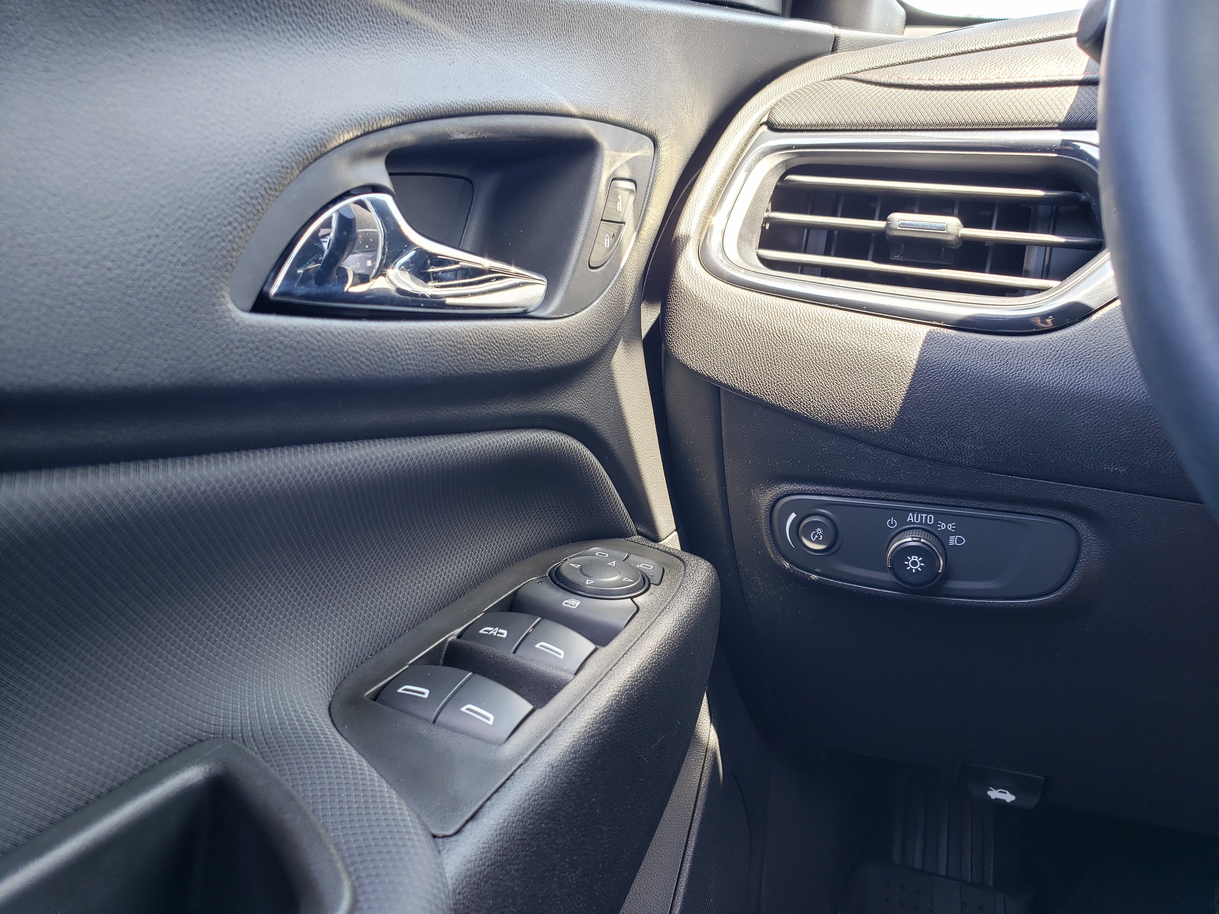 Used 2023 Chevrolet Equinox RS w/ RS Leather Package FWD image 14