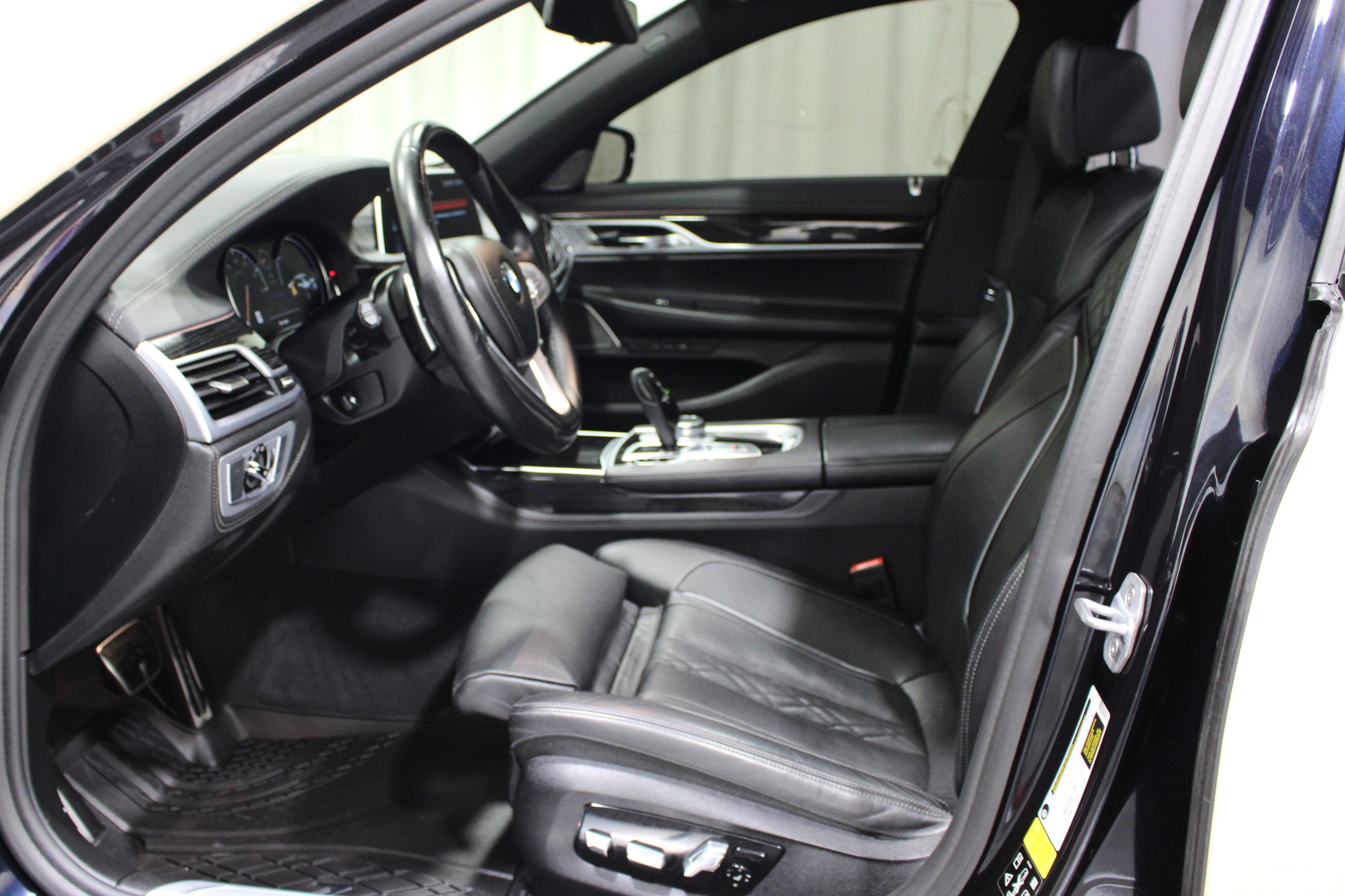 Used 2019 BMW 750i xDrive w/ M Sport Package AWD/4WD image 3