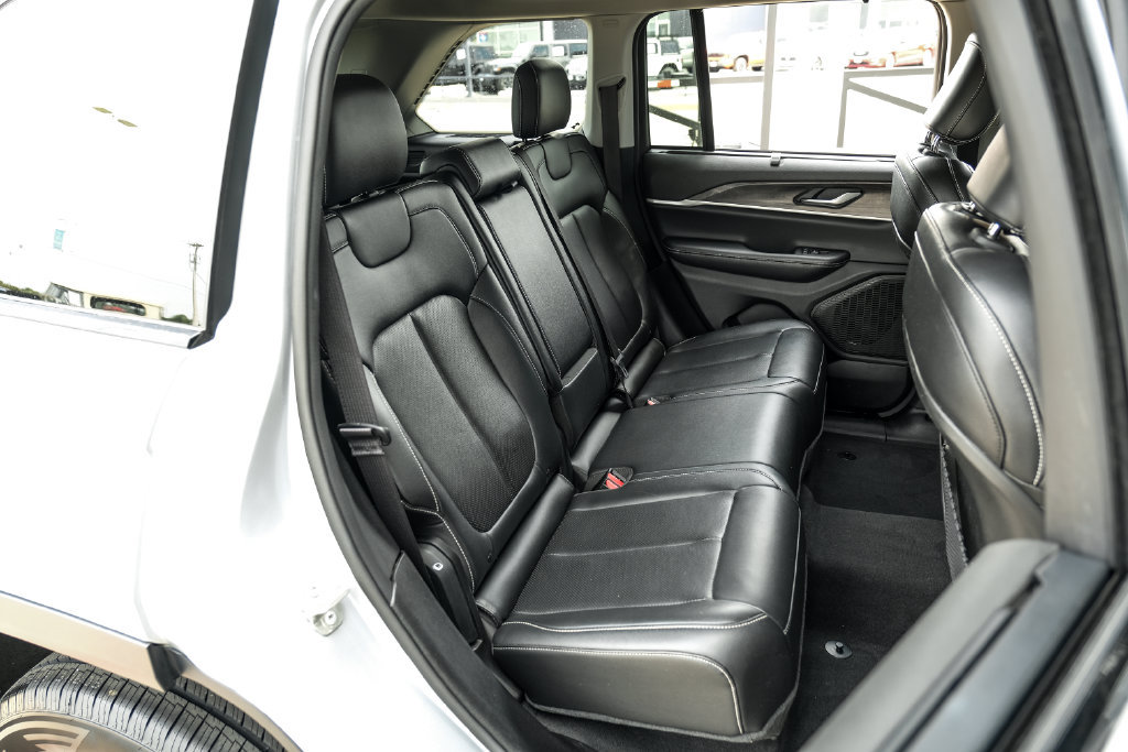 Used 2023 Jeep Grand Cherokee Limited w/ Luxury Tech Group II AWD/4WD image 46