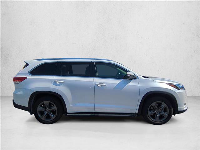 Used 2017 Toyota Highlander Limited Platinum image 4