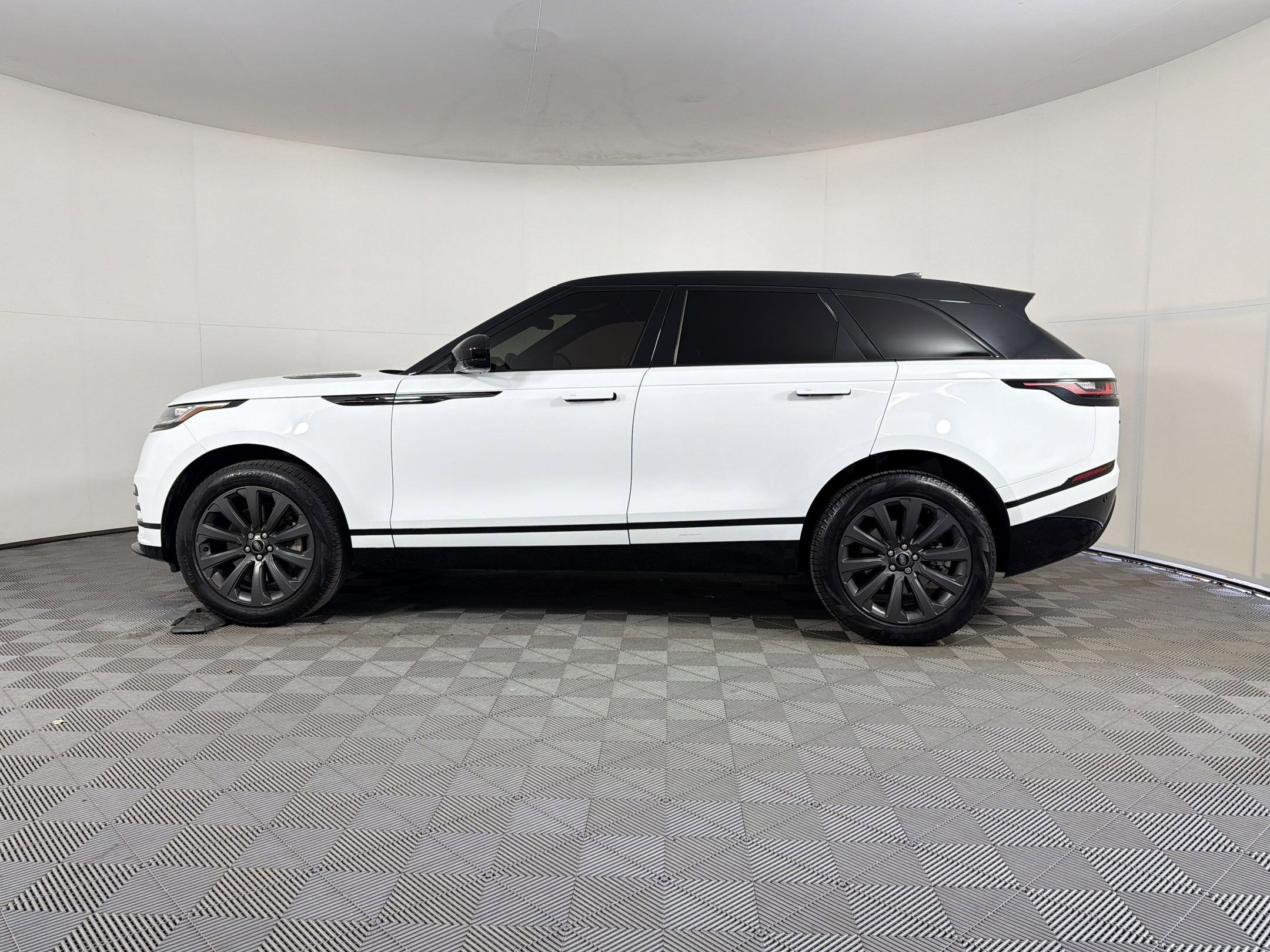 Used 2022 Land Rover Range Rover Velar R-Dynamic S image 2