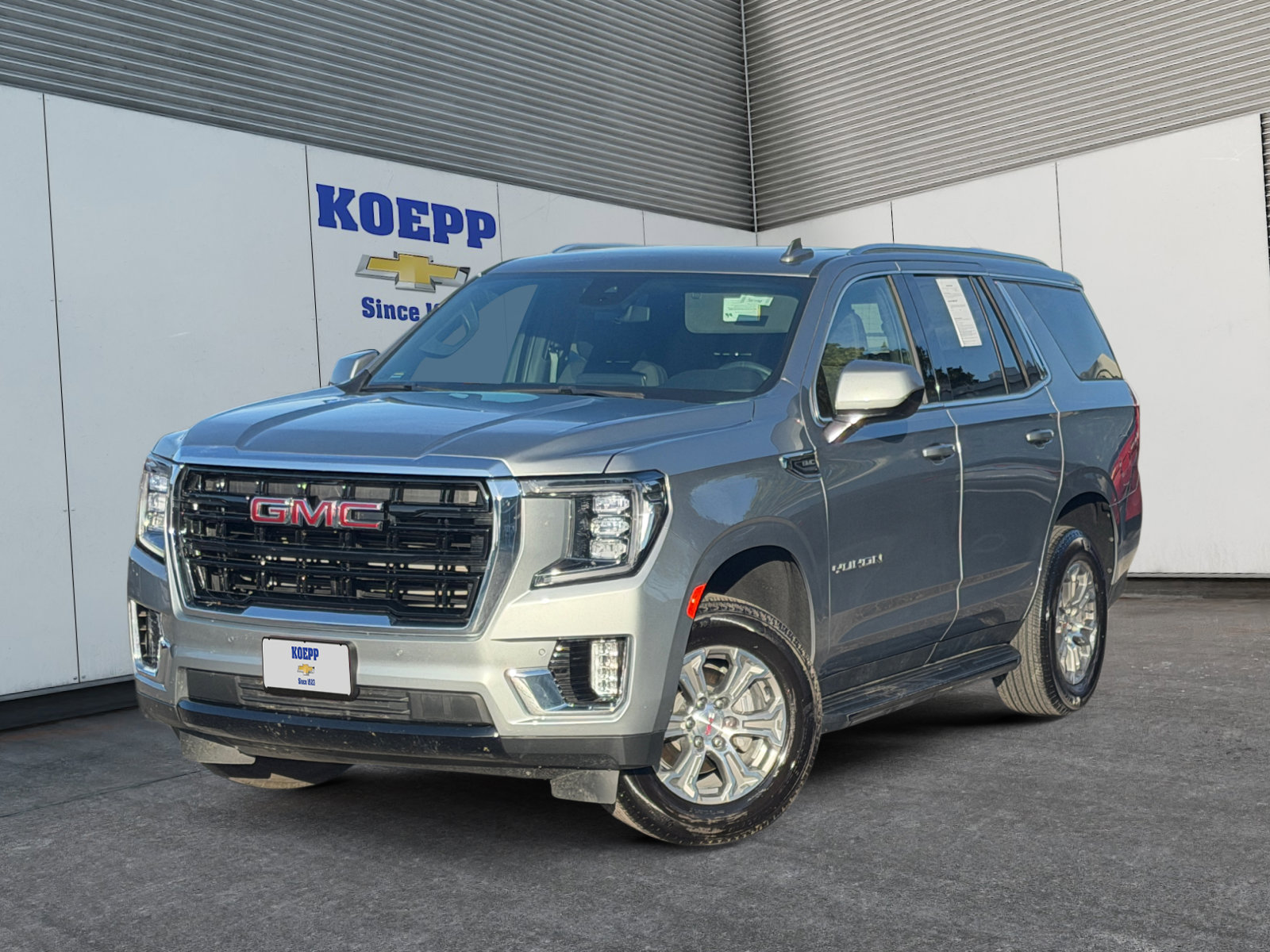 Used 2024 GMC Yukon SLE RWD image 1