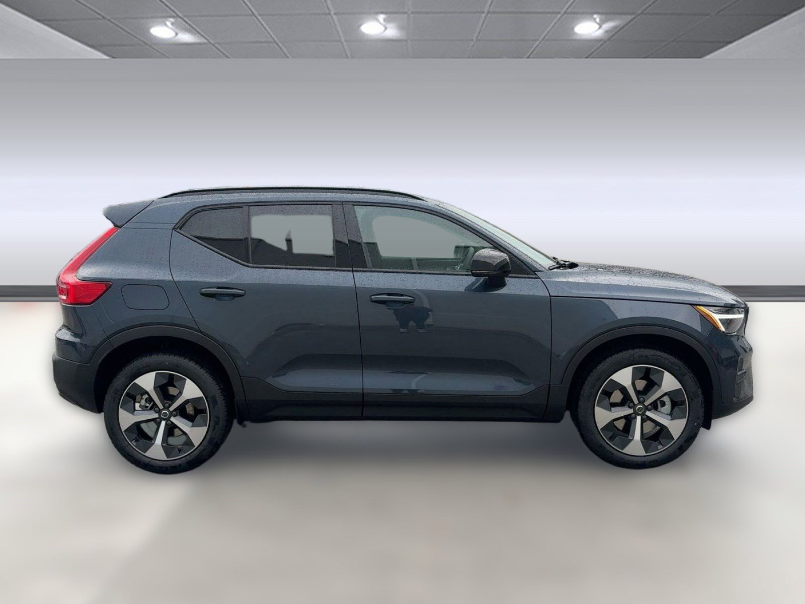 Used 2026 Volvo XC40 B4 Core w/ Climate Package FWD image 3