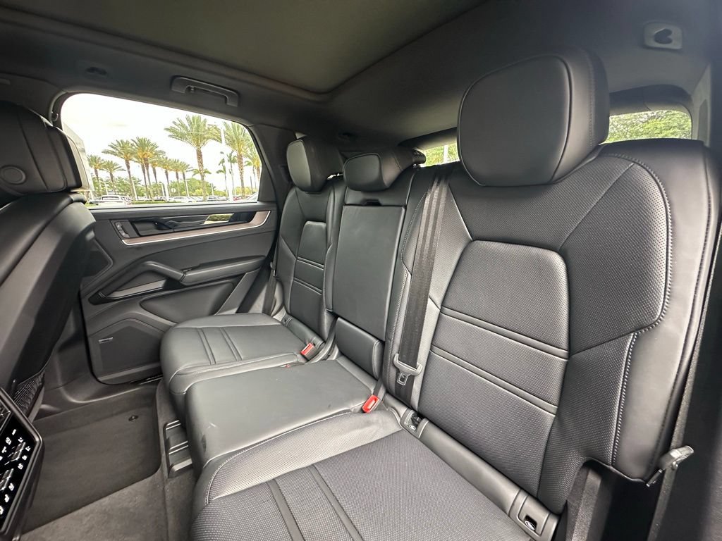 Certified 2025 Porsche Cayenne E-Hybrid AWD/4WD image 38
