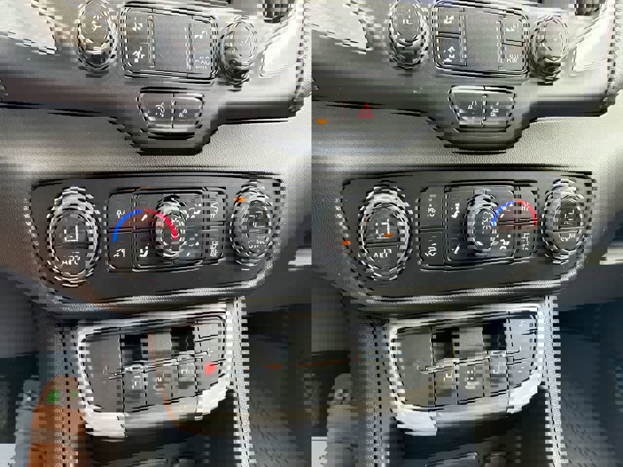 Used 2023 GMC Terrain SLT image 17