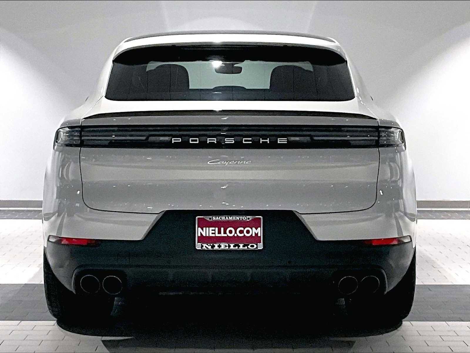 Used 2025 Porsche Cayenne Coupe image 9