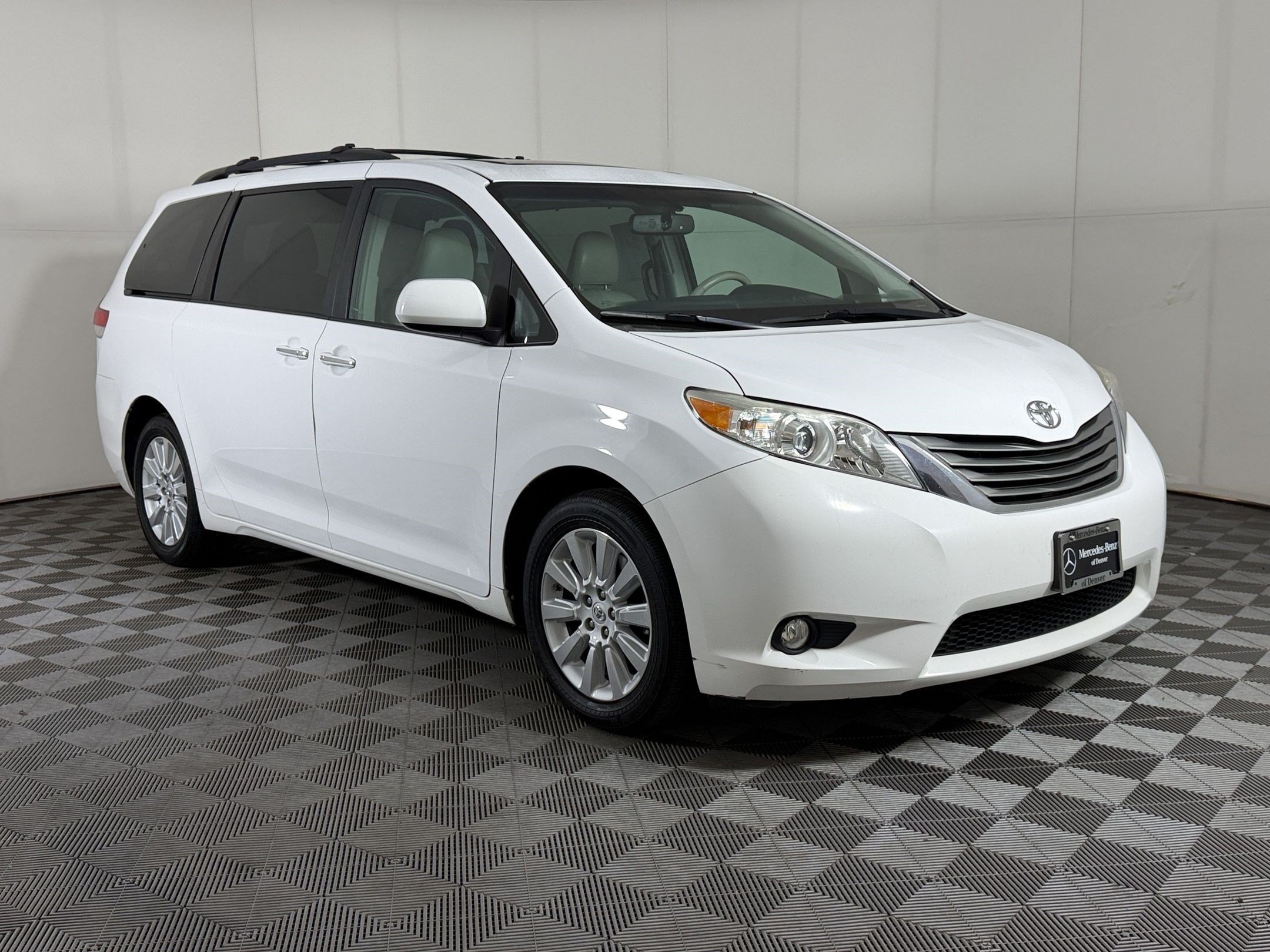 Used 2013 Toyota Sienna XLE w/ Premium Pkg AWD/4WD image 7