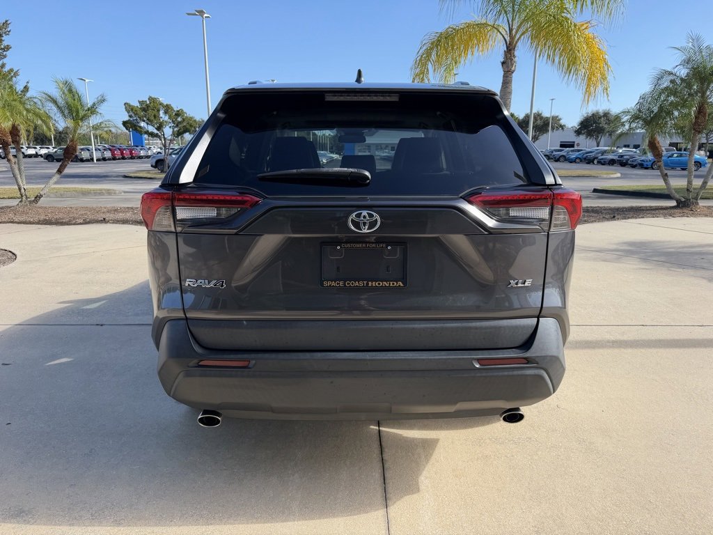 Used 2021 Toyota RAV4 XLE Premium image 5