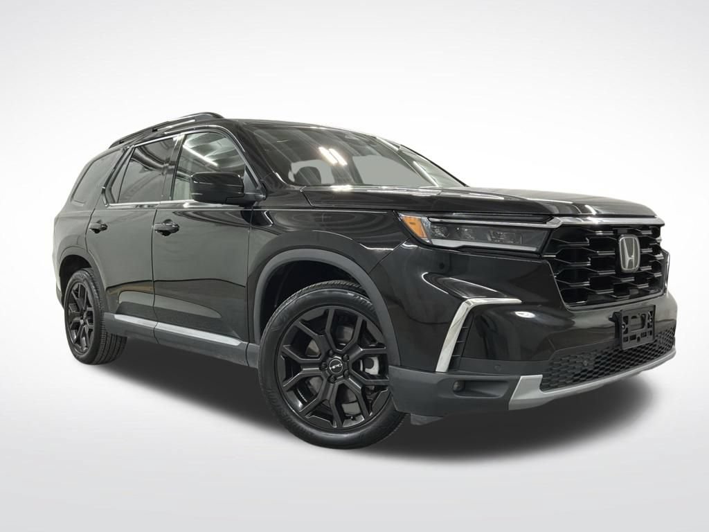 Used 2025 Honda Pilot Touring image 4