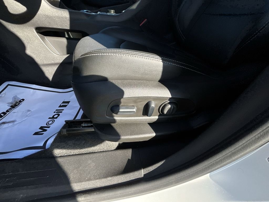 Used 2023 GMC Terrain SLT image 18