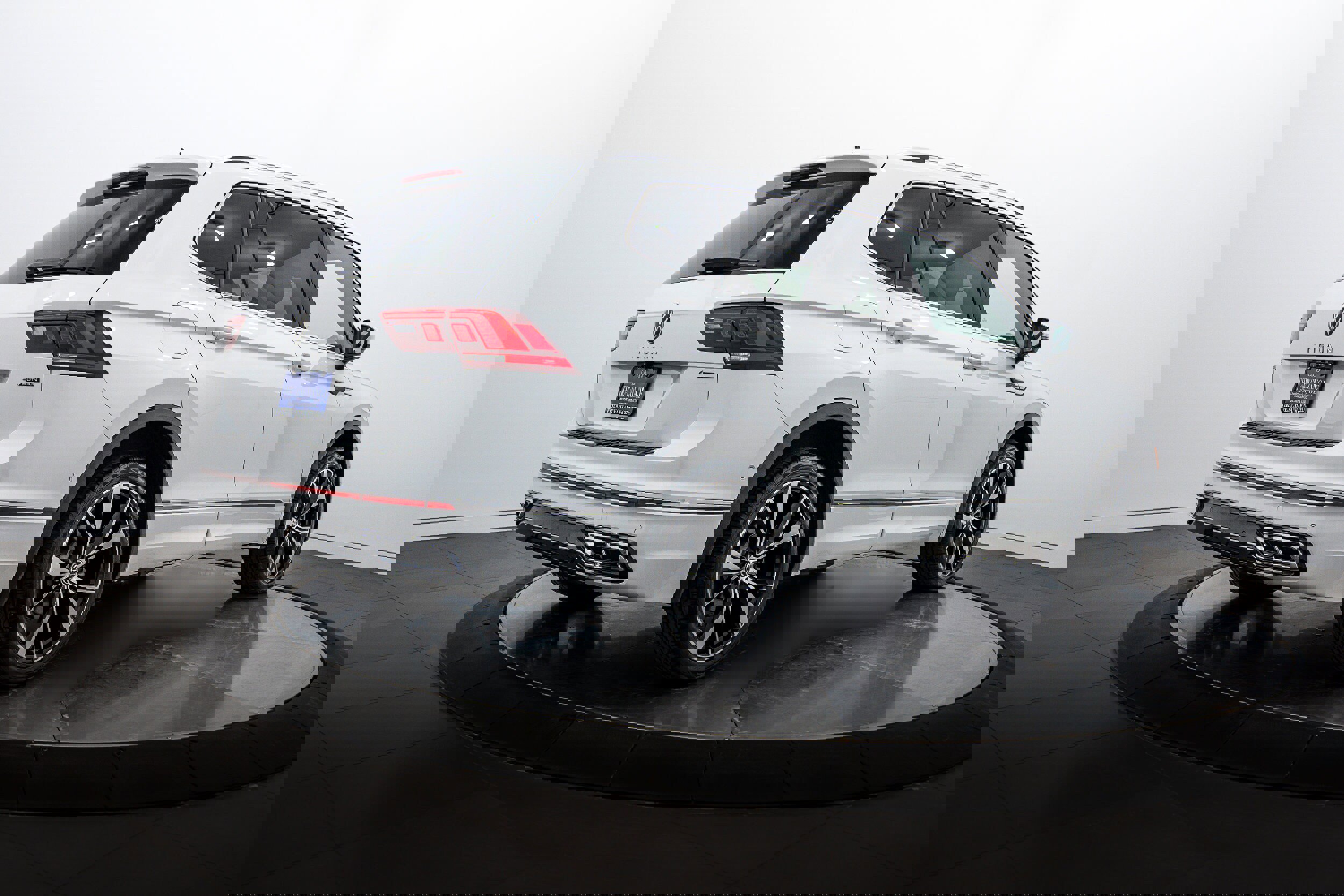 Used 2024 Volkswagen Tiguan SEL R-Line image 4