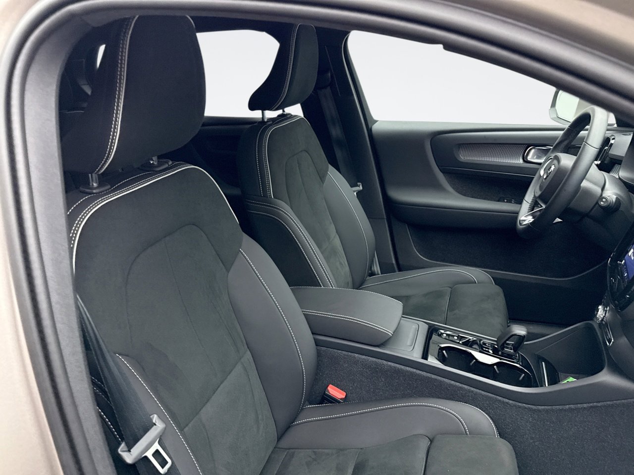 Used 2024 Volvo XC40 B5 Plus w/ Protection Package Premier image 17
