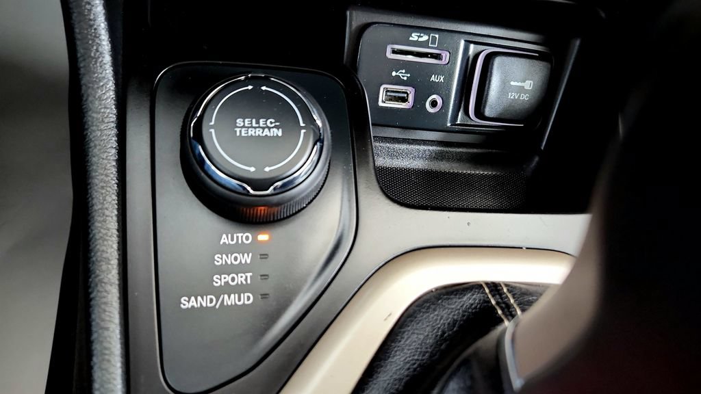 Used 2017 Jeep Cherokee Limited AWD/4WD image 33
