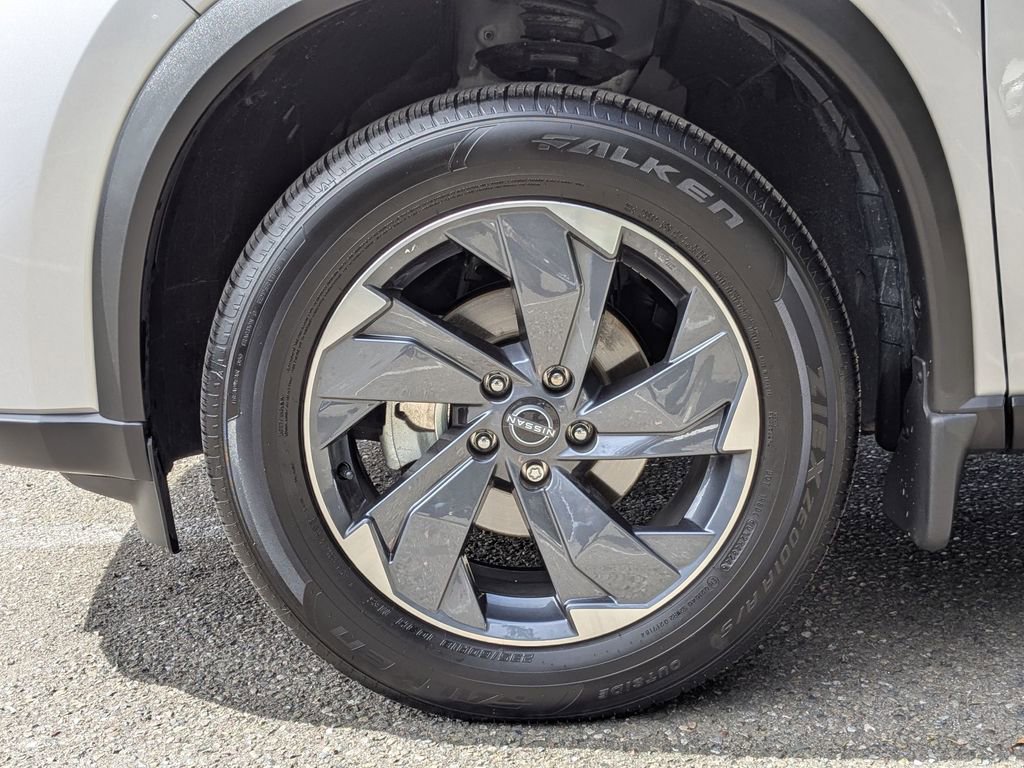 Used 2025 Nissan Rogue SV image 9