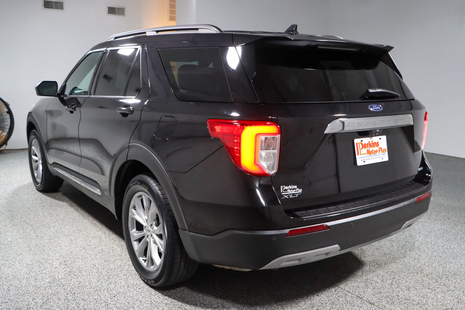 Used 2020 Ford Explorer XLT w/ Equipment Group 202A AWD/4WD image 9