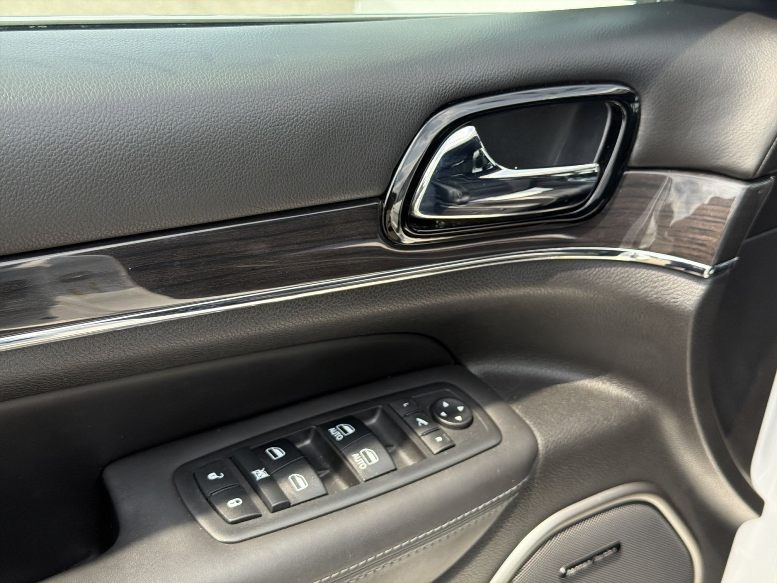 Used 2019 Jeep Grand Cherokee Overland AWD/4WD image 15