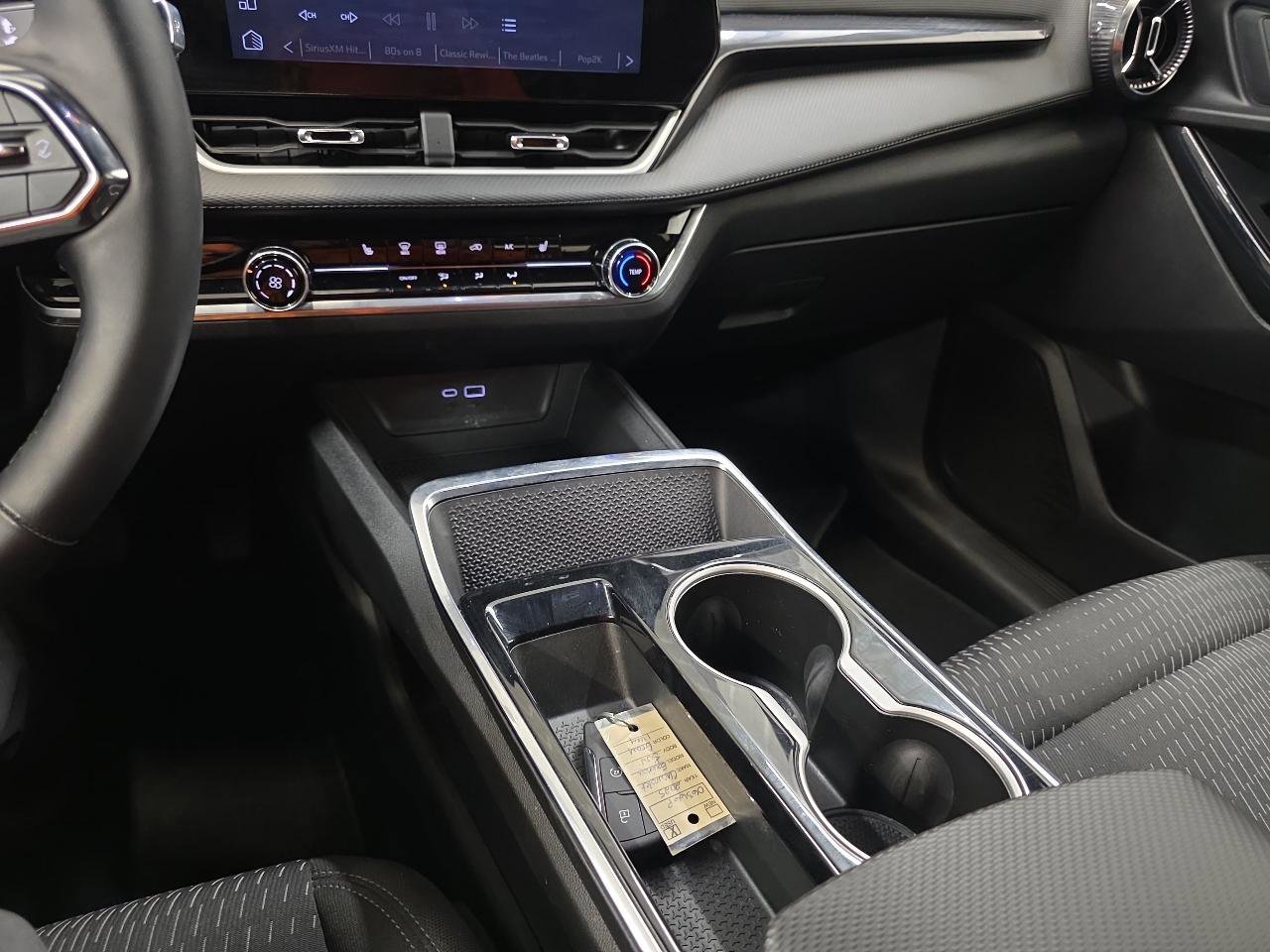 Used 2025 Chevrolet Equinox LT image 60