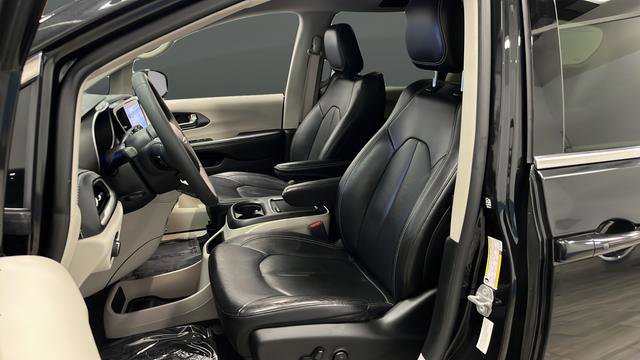Used 2022 Chrysler Pacifica Touring-L FWD image 9