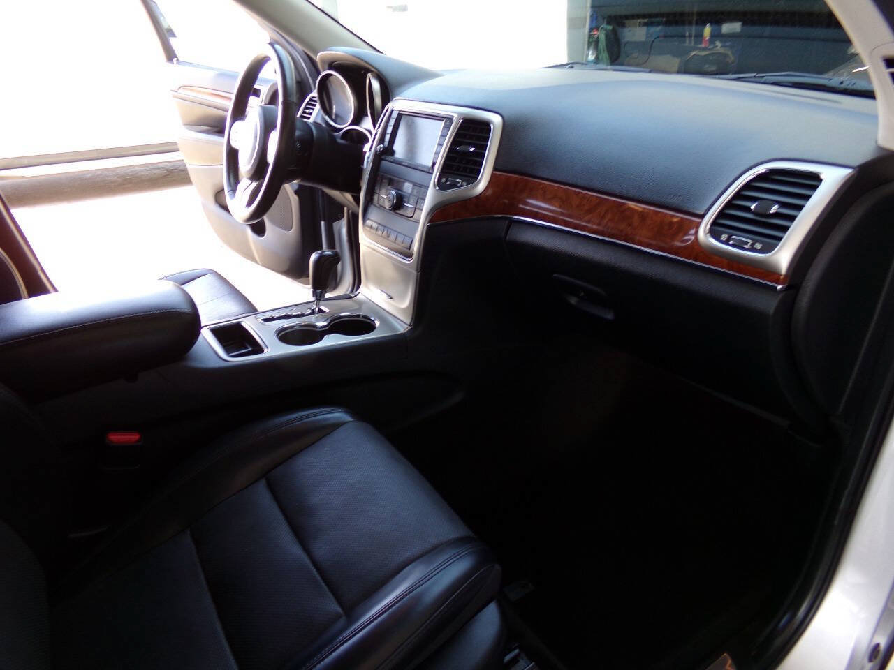 Used 2011 Jeep Grand Cherokee Limited RWD image 26