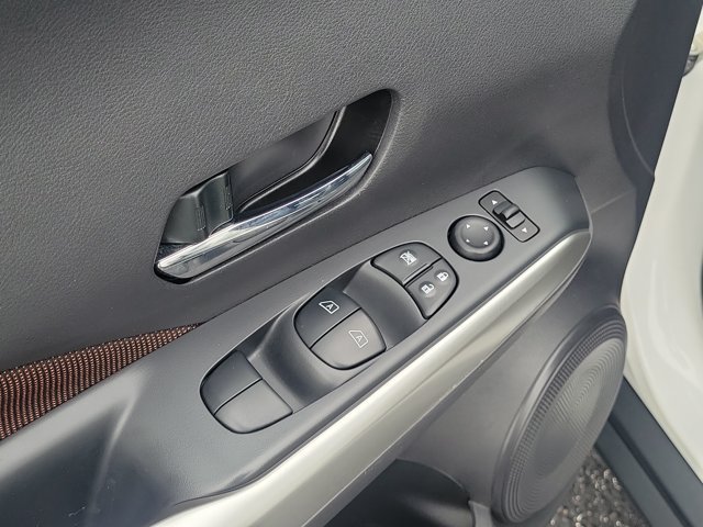 Used 2020 Nissan Kicks SR FWD image 16