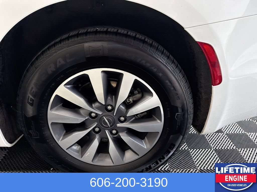 Used 2023 Chrysler Pacifica Touring-L FWD image 11