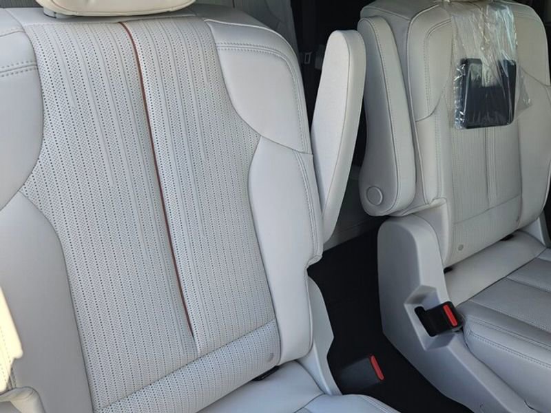 New 2026 Cadillac Vistiq Luxury image 19