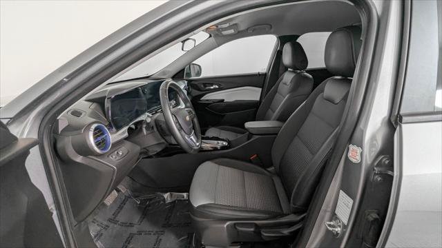 Used 2025 Chevrolet Trax LT w/ LT Convenience Package FWD image 14