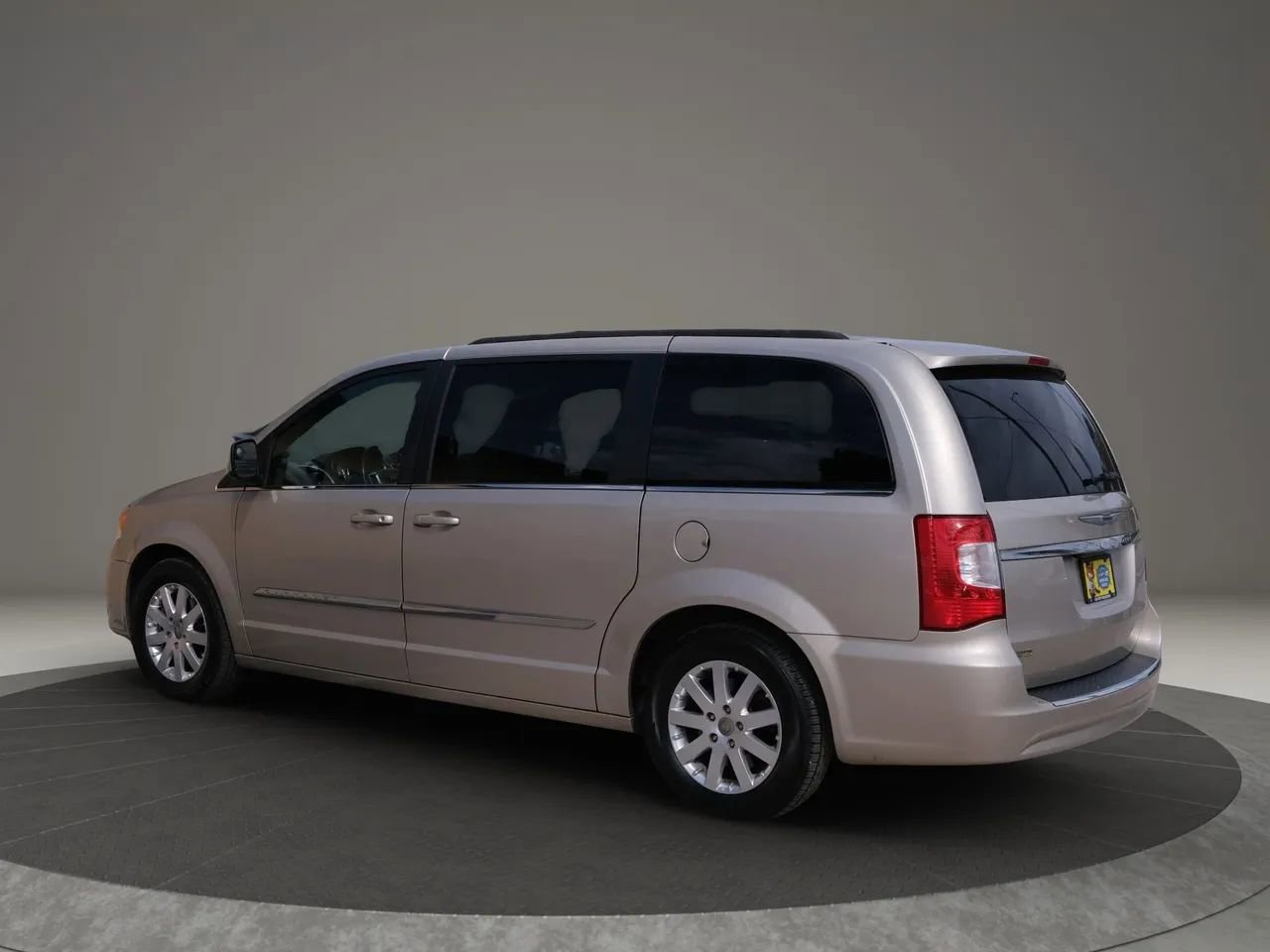 Used 2015 Chrysler Town & Country Touring image 3