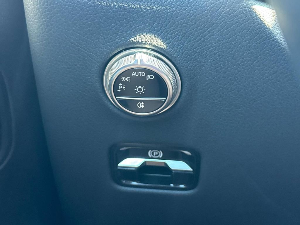 Used 2025 Mercedes-Benz GLC 300 image 20