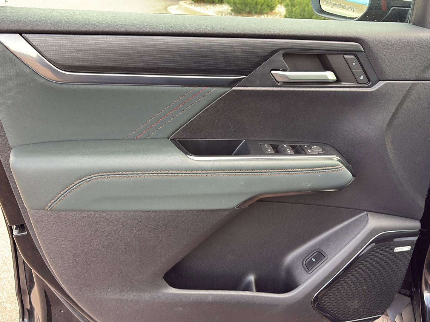 Used 2025 GMC Acadia AT4 w/ LPO, Floor Liner Package image 12