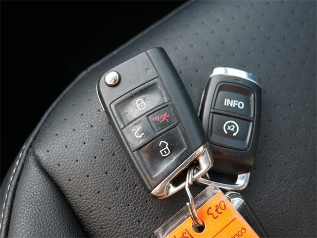 Used 2021 Volkswagen Tiguan SE image 38