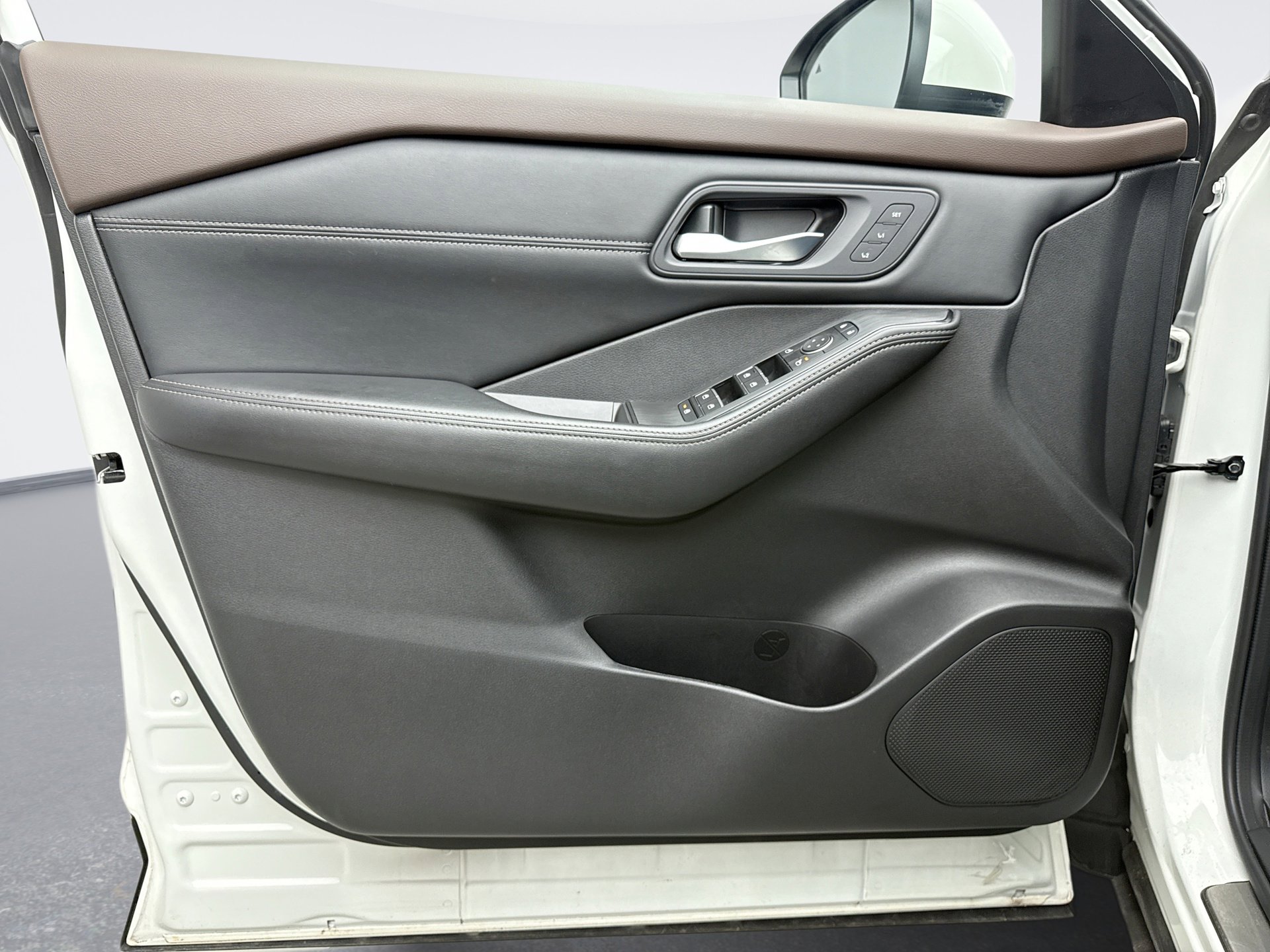 Used 2023 Nissan Rogue SL image 9