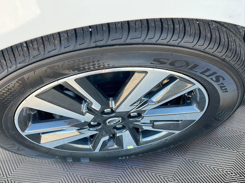 Used 2025 Nissan Versa SV w/ Trunk Package image 28