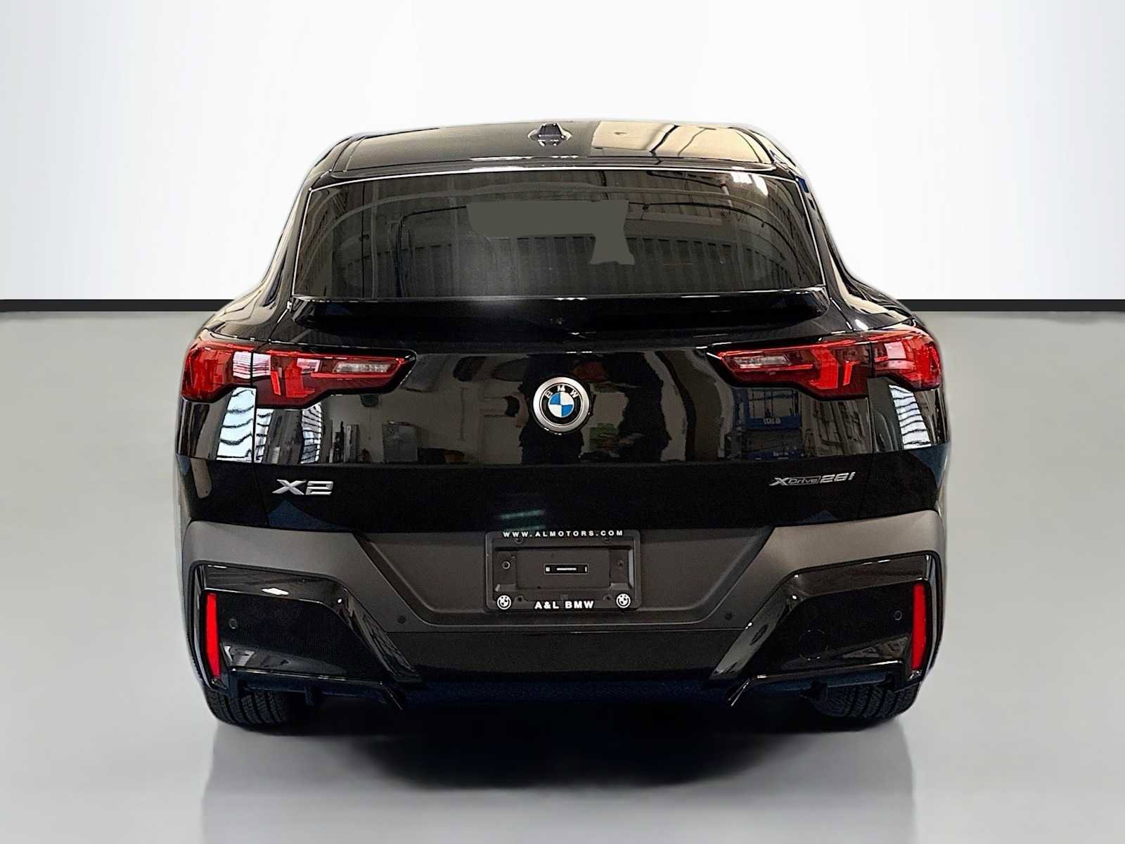 Certified 2025 BMW X2 xDrive28i AWD/4WD image 4