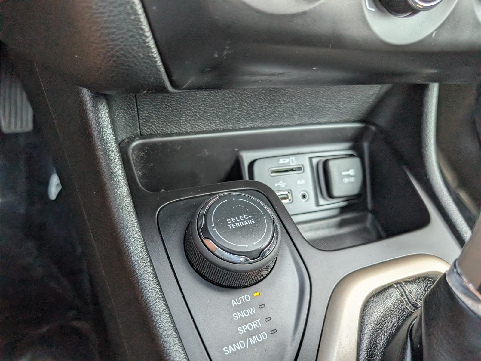 Used 2015 Jeep Cherokee Sport AWD/4WD image 24