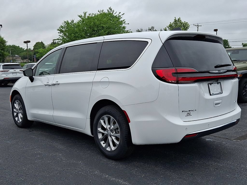 New 2026 Chrysler Pacifica Select AWD/4WD image 4