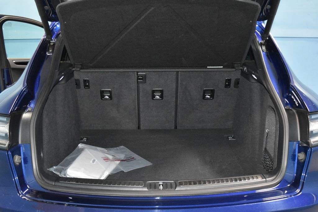 Certified 2024 Porsche Macan image 32